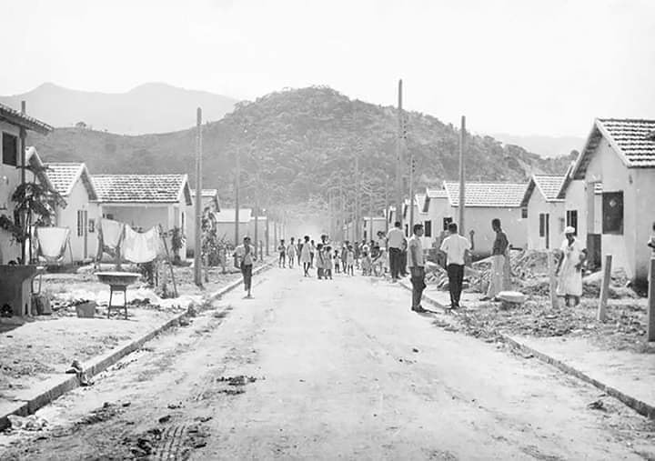 Arquivo:Assentamento de moradores removidos de outras favelas, segundo moradores seria essa a rua dos Funcionários e ao fundo o morro do Mangueiral..jpg