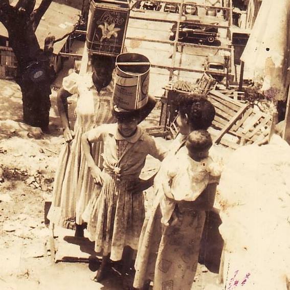 Arquivo:Moradoras do Morro Azul,a primeira à esquerda é Juraci, uma das mães mais antigas do Morro Azul. Foto Somos Morro Azul..jpg