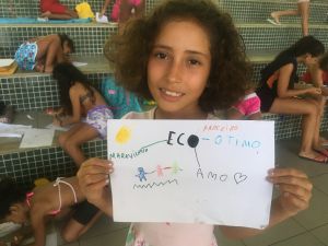 Criança fazendo arte.jpeg