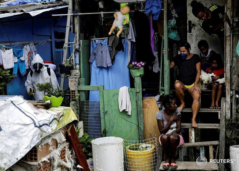 Arquivo:Irmãos Firmino desinfetam os becos do Santa Marta por conta própria. Crédito Ricardo Moraes..jpg