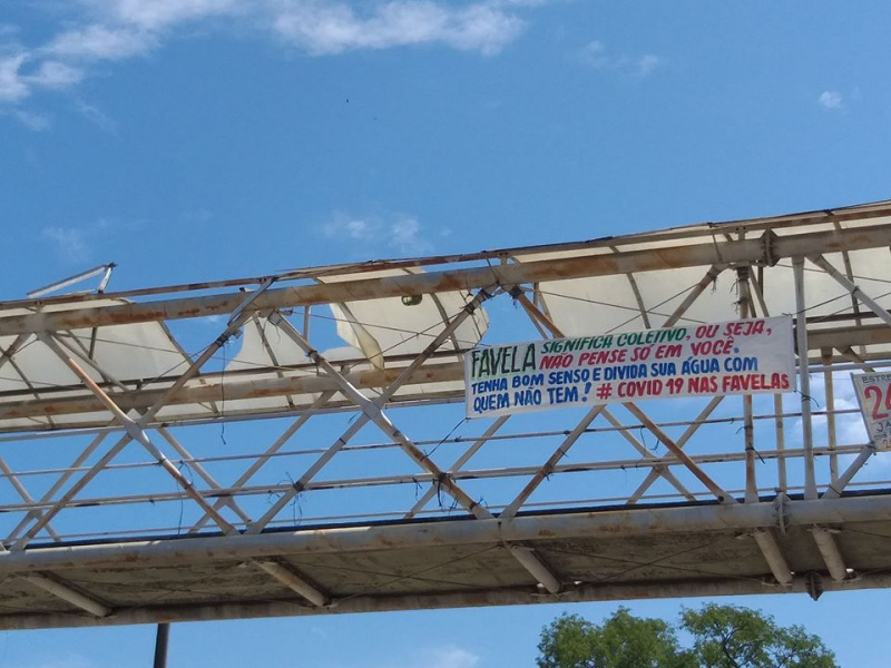 Arquivo:Faixa em passarela de Acari.jpg