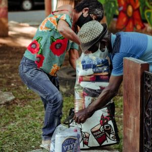 Entrega de cestas básicas no Conjunto João XXIII..jpg