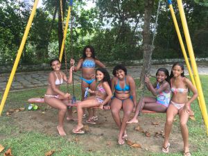 Meninas nas atividades da Colônia.JPG