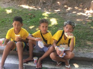 Crianças da Colônia lanchando.JPG