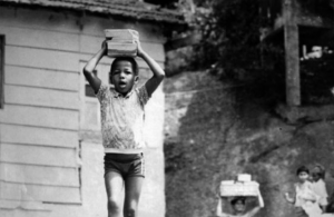 Crianças ajudam na construção do Galpão de Artes (Acervo NECC).png