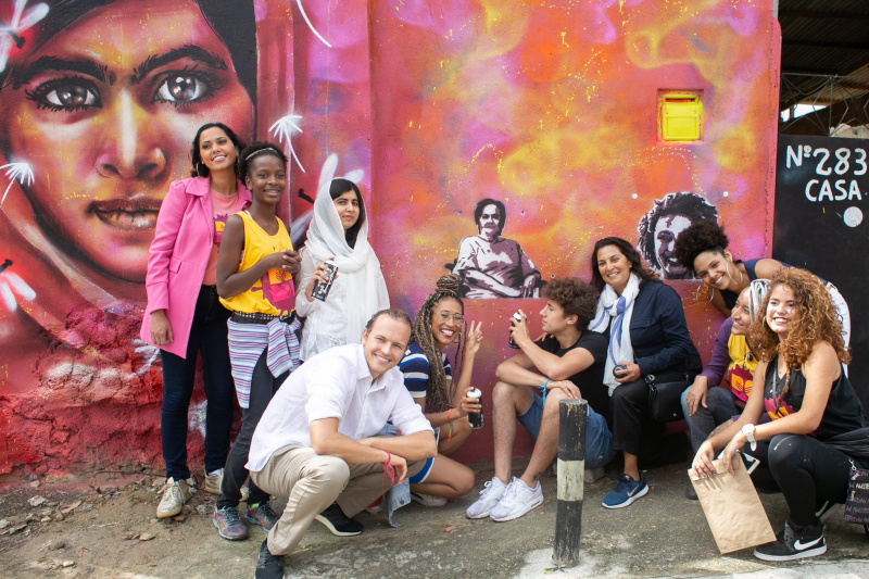 Arquivo:Em frente à sede na visita de Malala Yousafzai, Elaine Welteroth, Juanpa Zurita e Jérôme Jarre em 2018..jpg