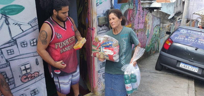 Arquivo:Moradora recebendo o kit.jpg