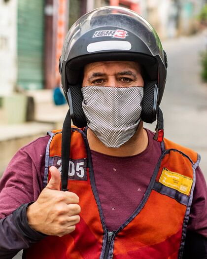 Entre a cruz e a espada, Motoqueiros e outros profissionais estão vivendo esse dilema! Na foto, o Moto táxi Vanderlei. Foto de Allan Almeida, Rocinha Sob Lentes.