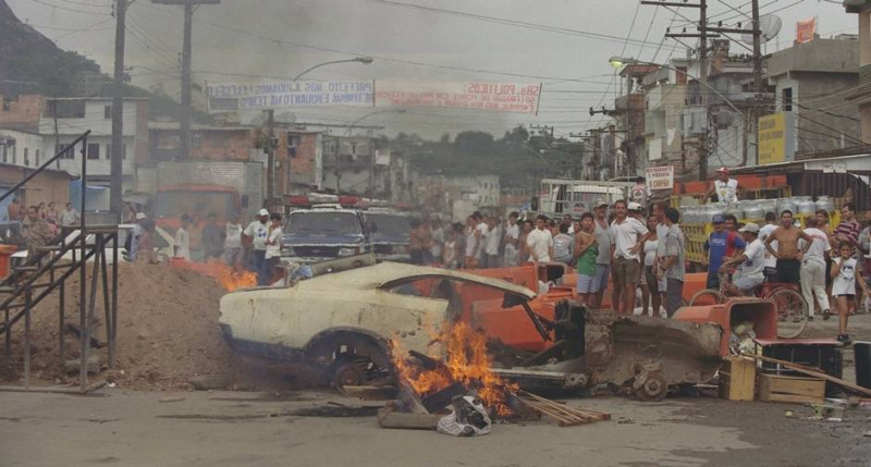 Arquivo:Em 1997, moradores incendiaram carros em protesto contra a falta de saneamento básico, uma das mazelas tradicionais das favelas cariocas. Foto Custódio Coimbra, Agência O Globo..jpg