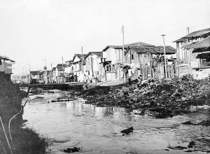 Favela do Jacarezinho, 1965, Rio Jacaré e casas.jpg