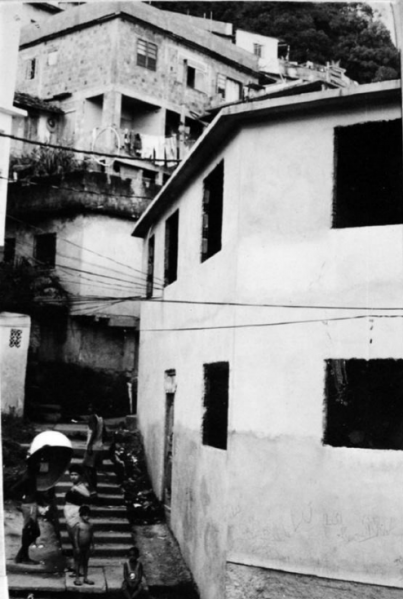 Arquivo:Associação de Moradores vista de cima do Galpão de Artes, início da década de 1990. (Acervo NECC).png