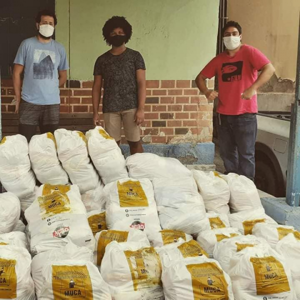 Arquivo:Distribuição de cestas básicas..jpg