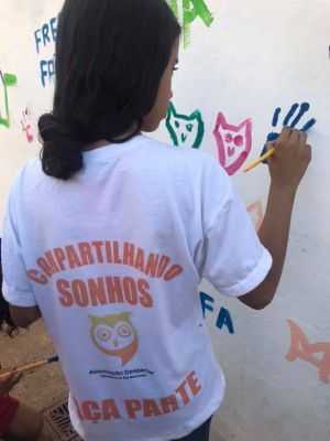 Aula de Artes na parede da Associação!.jpg