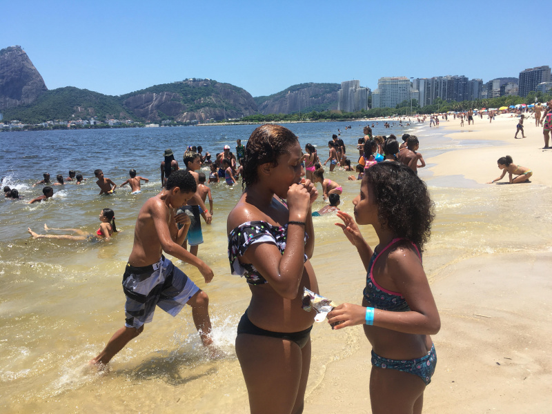 Arquivo:Crianças na praia.jpg